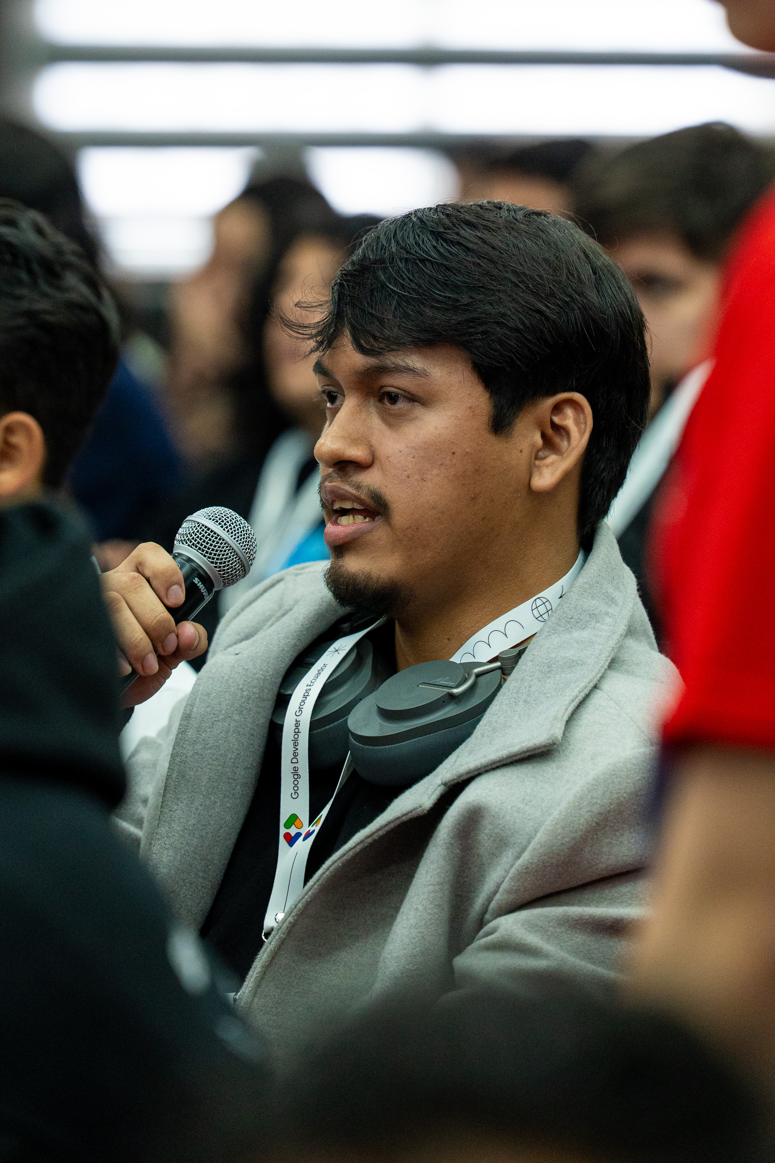Panel de expertos compartiendo en el escenario de DevFest Quito