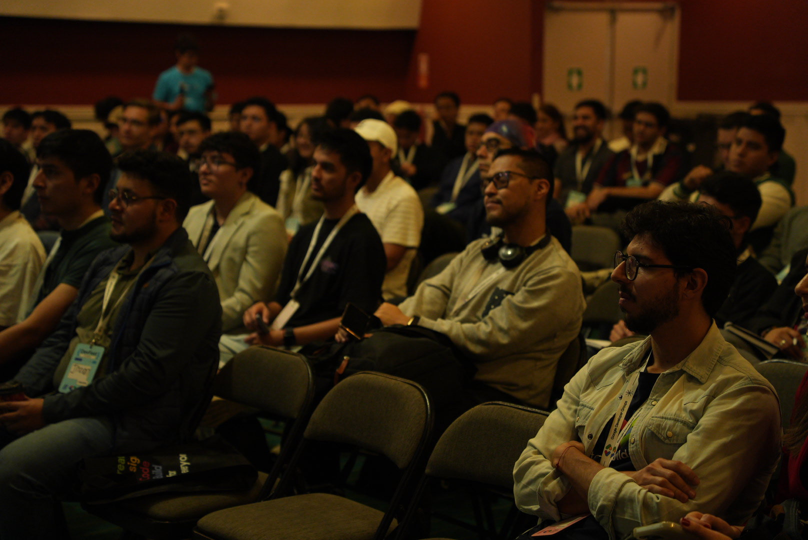 Audiencia atenta durante una charla en el auditorio de DevFest Quito