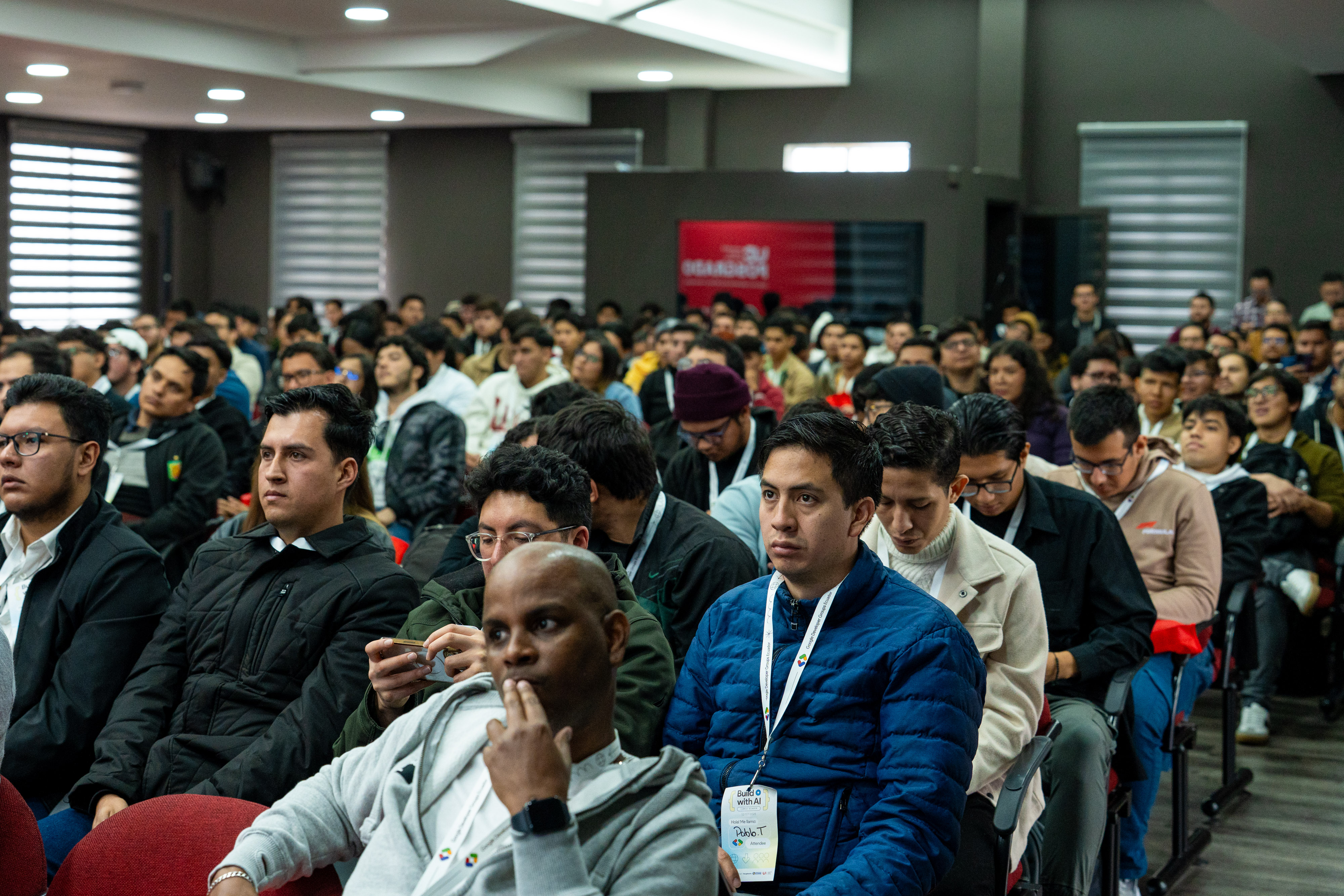 Asistentes participando en una edición Build with AI de DevFest Quito